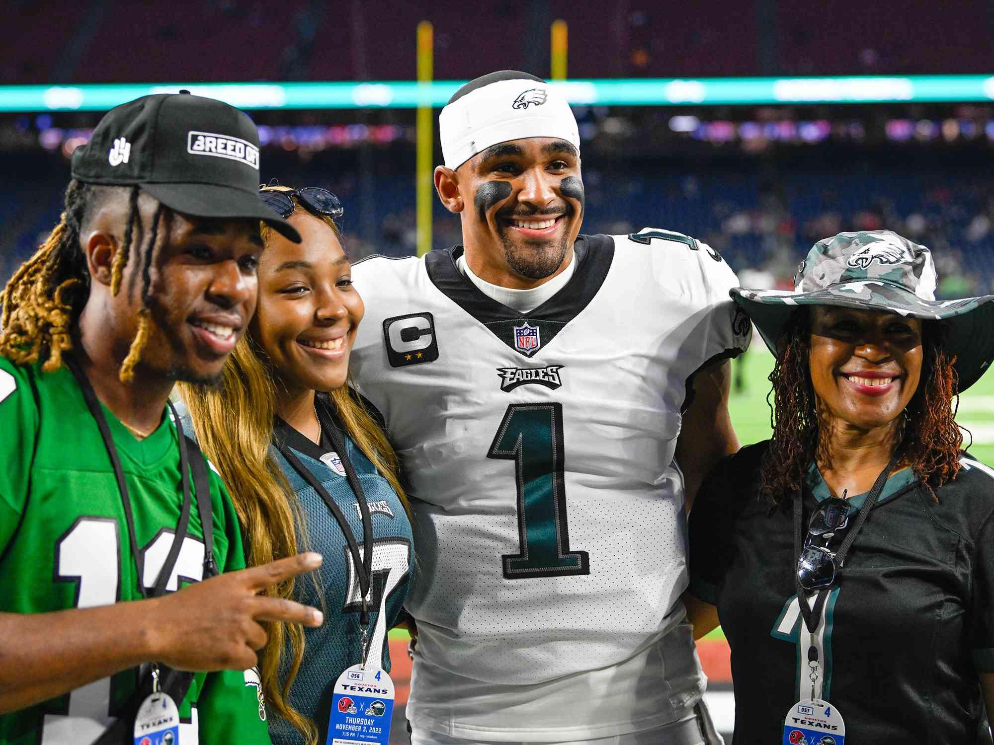HOT: Jalen Hurts “PUTS HIS MONEY WHERE HIS HEART IS”! Invests $500,000 into Brother Averion’s Sports Tech Startup - Eagles Fans FLOODED SOCIAL MEDIA as the Hurts Brothers OFFICIALLY TEAM UP to Chase Their Dream!-vut