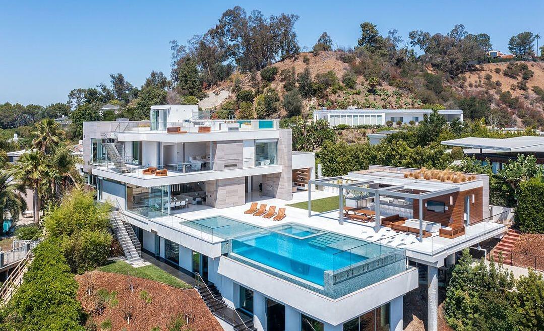 Inside Jalen Hurts’ Jaw-Dropping $50M Mansion: Dior Treadmill Worth Millions (Only 10 Worldwide) and His Wife’s Controversial “NUD” Artwork Stun Fans-vut