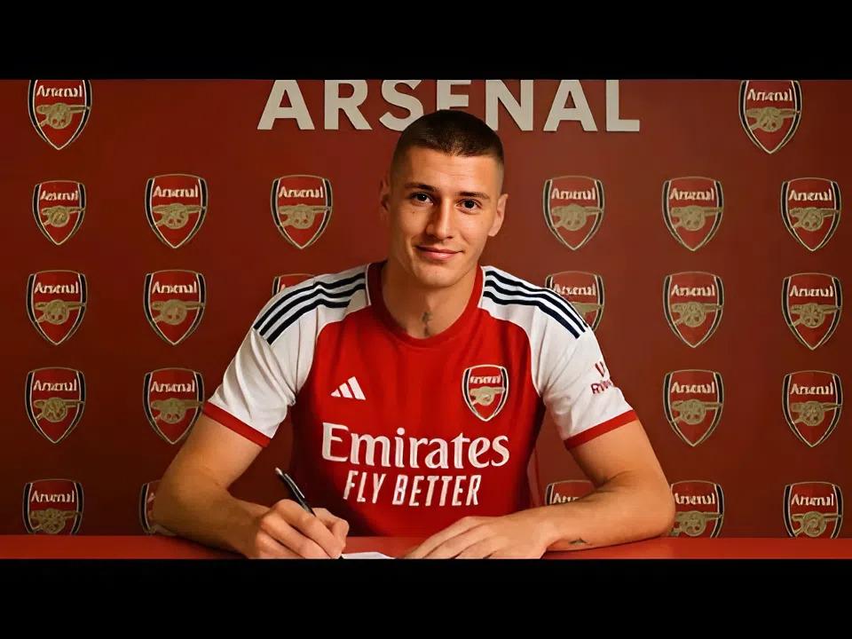 🚨 BREAKING 🚨 Arsenal’s new striker was seen training alongside Saka, Saliba, and Declan Rice earlier today as Mikel Arteta gears up his team for next week’s clash against AC Milan. FOR THE FIRST TIME EVER, ARSENAL HAVE LANDED A STRIKER THIS DEADLY 🔥🔥