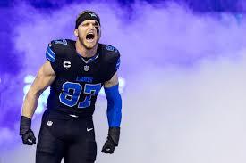 In the pouring rain, an abandoned baby was found on the street by Detroit Lions forward Aidan Hutchinson. Aidan Hutchinson’s next move saved the child’s life and touched the hearts of millions…. Detail in comment 👇👇👇 -criss