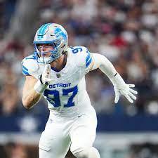 In the pouring rain, an abandoned baby was found on the street by Detroit Lions forward Aidan Hutchinson. Aidan Hutchinson’s next move saved the child’s life and touched the hearts of millions…. Detail in comment 👇👇👇 -criss