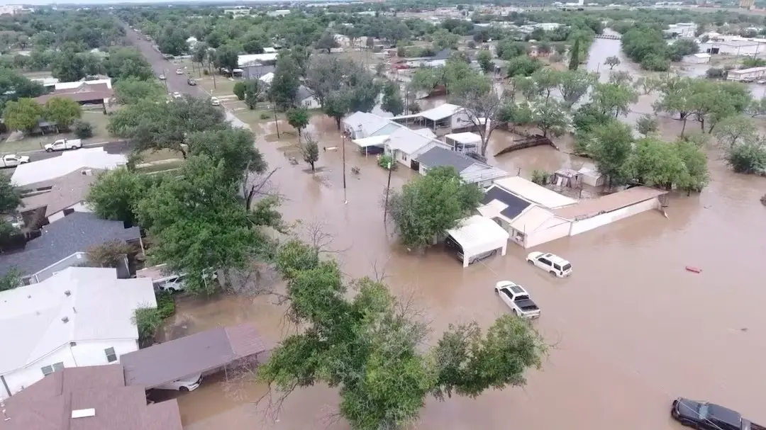The Detroit Lions team has donated $50 million to support the victims and aid in the search and rescue of those missing in the devastating flash floods in Texas. Fans were stunned to learn that one of the team's superstars personally traveled to the disaster site to offer hands-on help. Full story here 👇👇👇 - criss