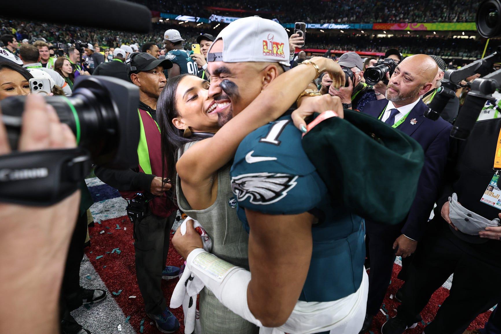 💥Jalen Hurts today welcomed a NEW MEMBER into his family. The Eagles quarterback couldn’t hide his happiness and expressed it with a DEEPLY MOVING 8-WORD MESSAGE to his wife, leaving everyone touched by the love he has for his family...vannguyen
