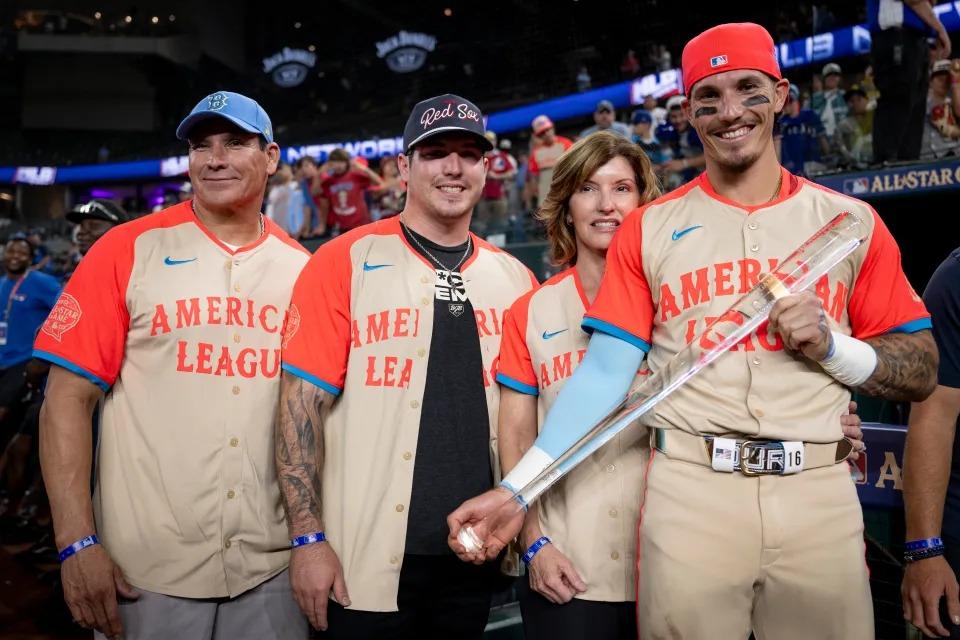 GOOD NEWS: Jarren Duran Shares How His Mom Hides Terminal Cancer So He Can Focus on MLB. In a Touching Televised Moment, He Pledges $200,000 to Fund Cancer Treatment for Low-Income Women to Continue His Mom's Courageous Journey. - Luxury Blogs