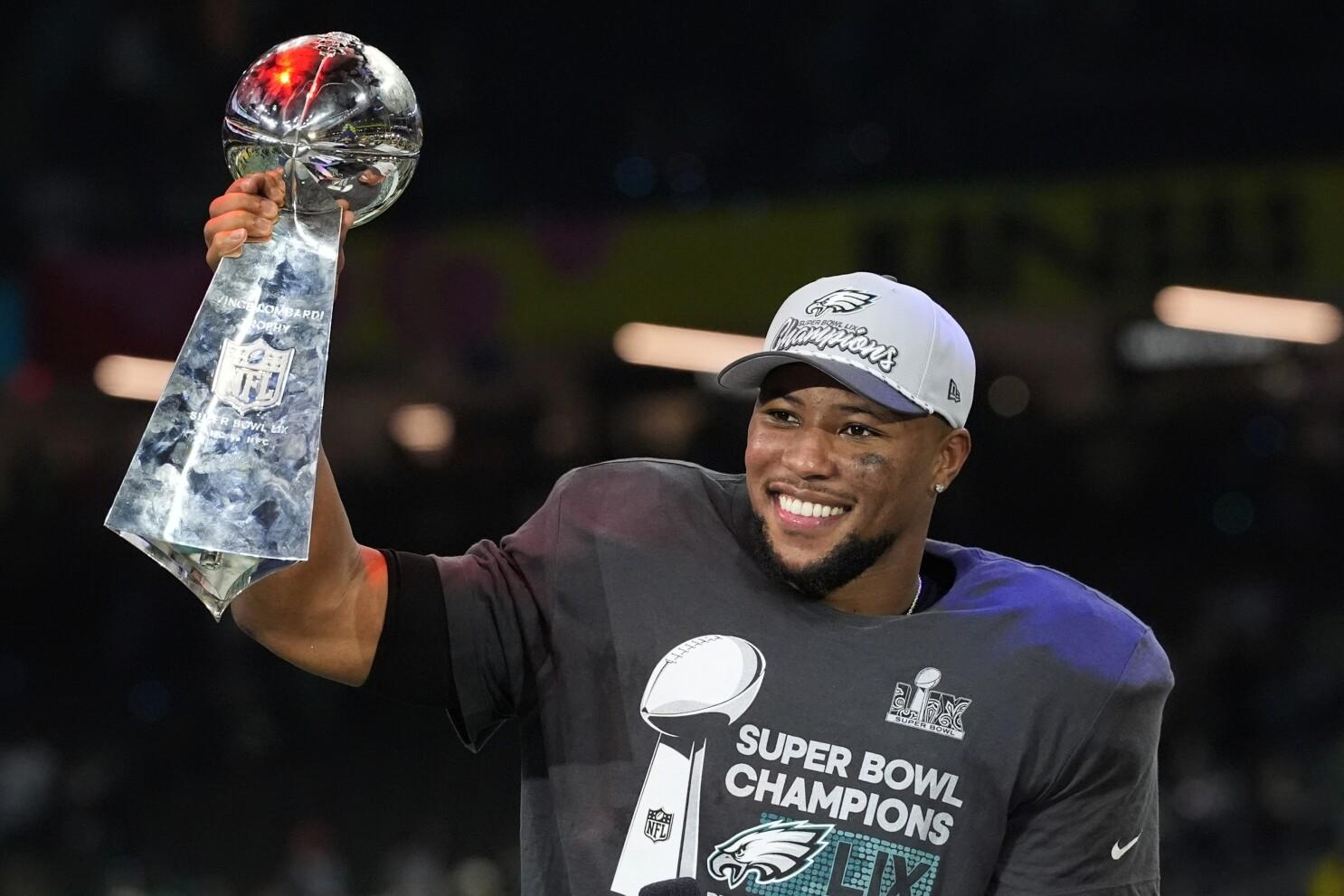 🌷🍁 Saquon Barkley, a player from the Eagles, spent $80,000 to save a small grocery store that once gave him free meals during his high school years. In a deeply emotional and heartfelt gesture, he not only saved the store from shutting down but also hung up a sign that read: "The place that nurtured my dream every single day." The sign brought the store owners to tears, overwhelmed with emotion as they realized the sincere gratitude from someone they had once helped in the past. vannguyen