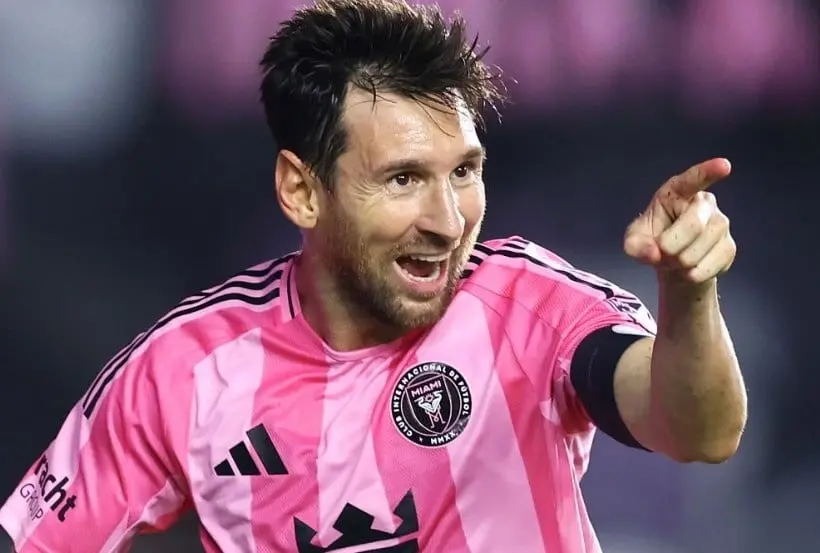 🚨 A GREAT EMOTION IN A FRIENDLY MATCH: Lionel Messi kneels before a Kitman — a moment that brought millions of fans to tears! After the match between Alianza Lima and Inter Miami ended, the Argentine forward did not rush to return to the locker room like most of his teammates. Instead, he did something unexpected: he went straight to an area near the field, where an elderly kitman, around 70 years old, was preparing the players' gear and balls. Thousands of spectators in the stands and millions watching live were stunned when Messi knelt on one knee, gently took the man’s hand, and placed a clean towel in his hand. He only said one sentence — just one sentence — but it completely changed the life of this kitman... - Luxury Blogs