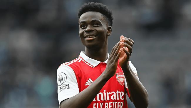 Pop queen Taylor Swift stunned the world when she announced her intention to invite Bukayo Saka, the 24-year-old football talent from England, to join the $50 million “Nike Smash Future” campaign to promote the new line of sneakers. Swift shared: “Bukayo Saka is a symbol of determination: from a boy to conquering the heights of Europe. Despite the controversies, he needs a defining moment to ‘push everything aside,’ just like I did!” Saka didn’t hesitate to respond with a surprising reply that deeply moved Taylor Swift, and immediately, she sent him a special gift.
