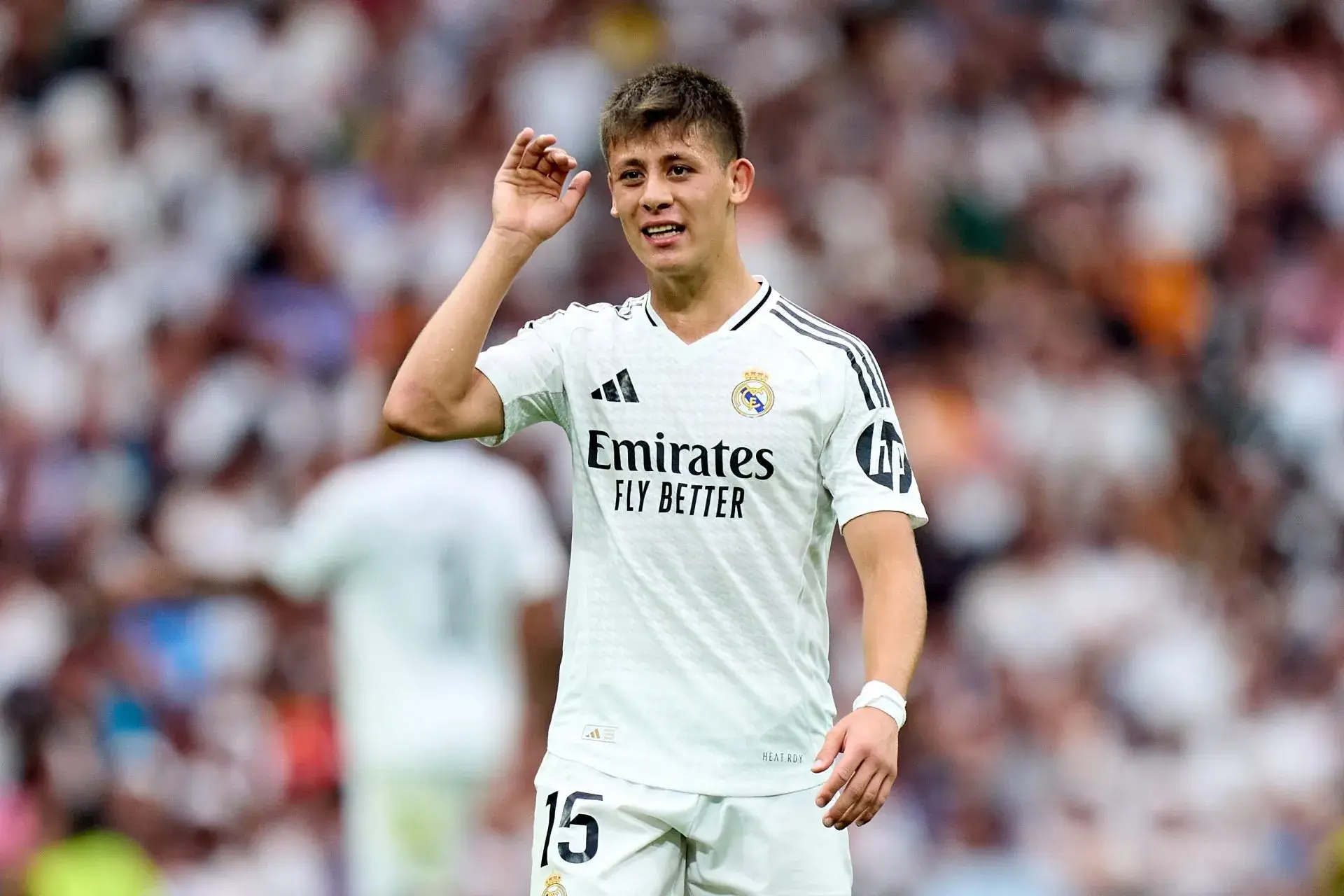 🚨 CUIDADO 🚨 El árbitro Sanchez Martínez admite su error en el partido Real Madrid vs Mallorca El árbitro Sanchez Martínez, quien dirigió el partido entre Real Madrid y Mallorca, ha causado conmoción al admitir que mostró parcialidad y cometió errores en sus decisiones arbitrales. Él públicamente pidió disculpas al “Golden Boy” del Real Madrid por las decisiones equivocadas. Sin embargo, todo ha sido demasiado tarde, ya que la RFEF ha impuesto una sanción severa, causando sorpresa y enviando un fuerte mensaje de advertencia a todos los árbitros en el futuro.