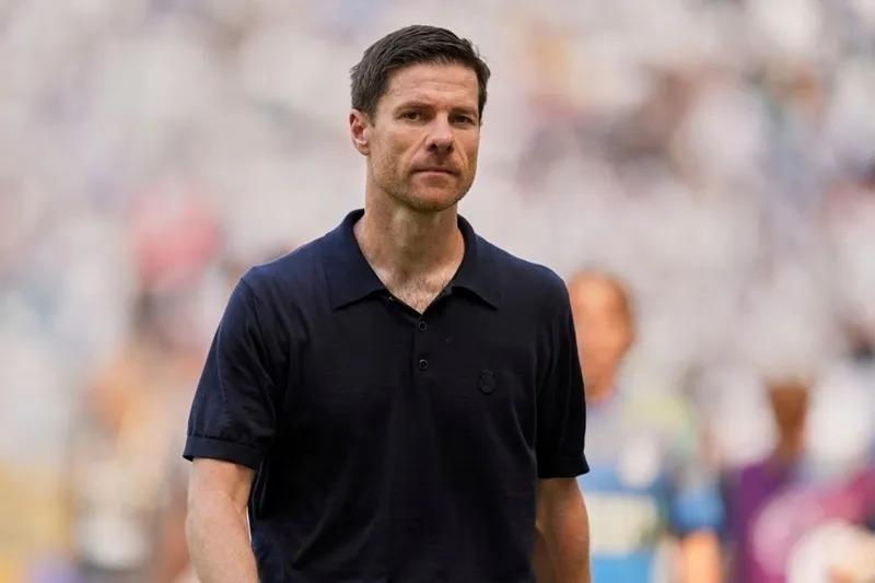 🚨 BERNABÉU IN TURMOIL 🔥 A transfer bombshell could soon shake the football world: Vinicius Jr. is set to leave Real Madrid in 2026, as his relationship with Xabi Alonso grows increasingly tense due to being frequently left on the bench. Meanwhile, contract extension talks have completely collapsed since the FIFA Club World Cup disappointment, even though his current deal runs until 2027!