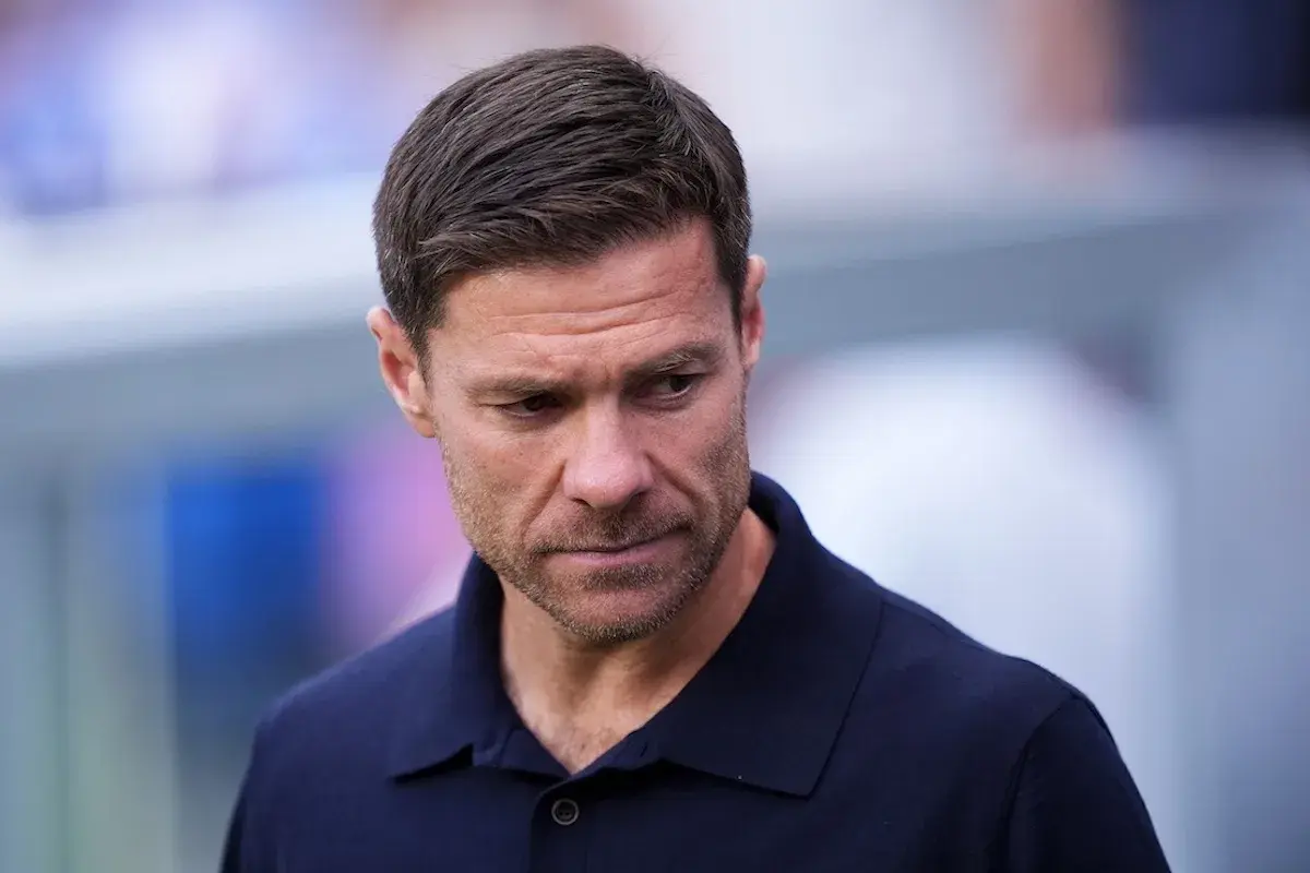 “He’s not even worthy of managing a neighborhood team, let alone Real Madrid. I WOULD RATHER HANG UP MY BOOTS FOREVER THAN BOW DOWN TO SOMEONE AS INCOMPETENT AS HIM.” Vini Jr. launched this statement like a dagger straight to the heart of Los Blancos, immediately unleashing a storm with an unprecedented bold gesture, leaving coach Xabi Alonso stunned.