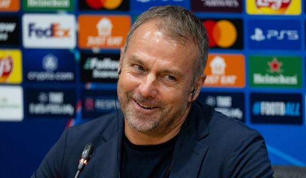 🚨 After the defeat to Atlético Madrid, Barcelona coach Hansi Flick never thought this year’s Real Madrid would be a match for the current Barcelona. 🚨🚨 “Barcelona will win La Liga 2025-26 very easily, Real DO NOT DESERVE to be in our position!” Mbappé’s direct and sharp response, in just 10 words, was enough to get all of Spain talking… Details in the comments. 👇👇