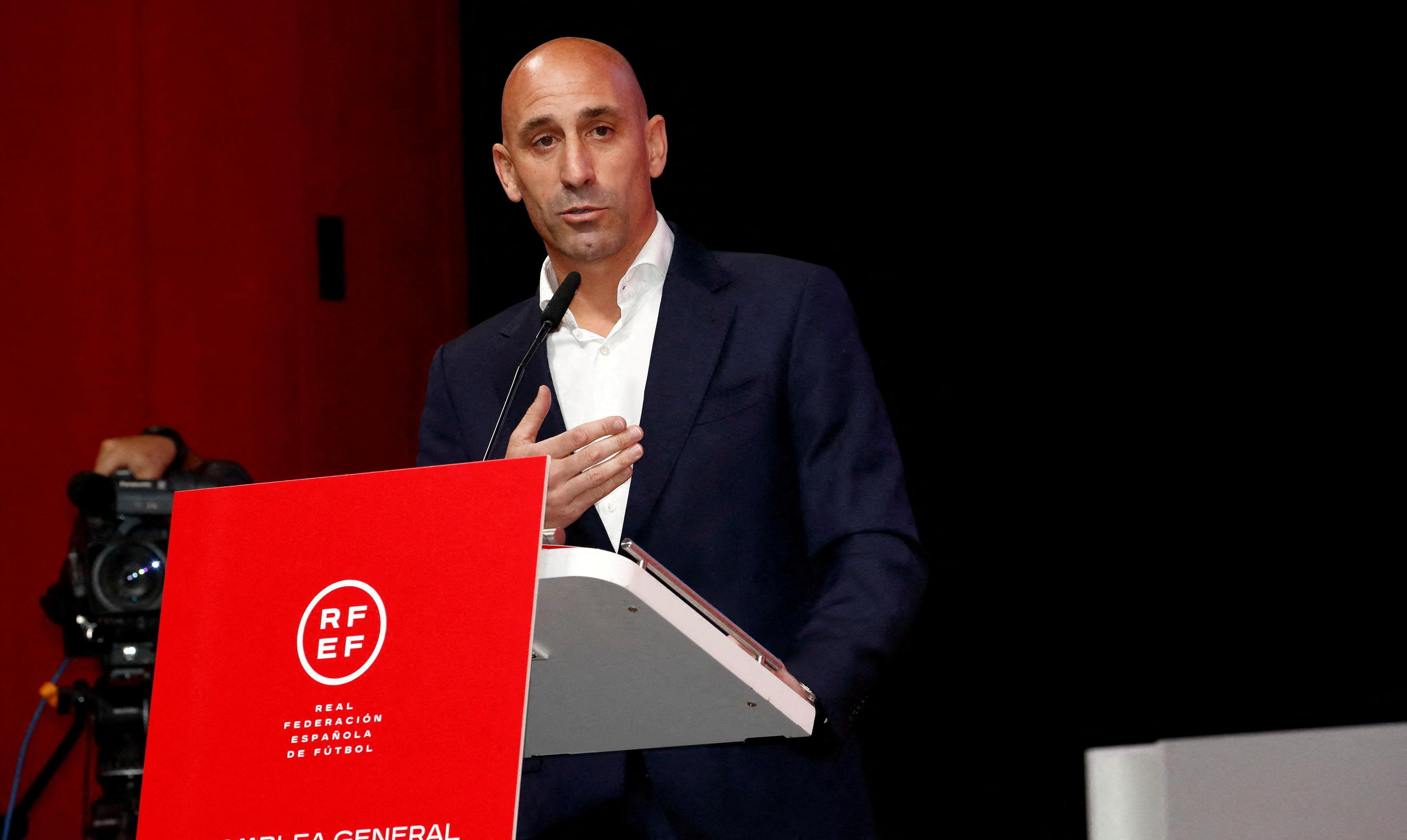 🚨 CUIDADO 🚨 El árbitro Sanchez Martínez admite su error en el partido Real Madrid vs Mallorca El árbitro Sanchez Martínez, quien dirigió el partido entre Real Madrid y Mallorca, ha causado conmoción al admitir que mostró parcialidad y cometió errores en sus decisiones arbitrales. Él públicamente pidió disculpas al “Golden Boy” del Real Madrid por las decisiones equivocadas. Sin embargo, todo ha sido demasiado tarde, ya que la RFEF ha impuesto una sanción severa, causando sorpresa y enviando un fuerte mensaje de advertencia a todos los árbitros en el futuro.