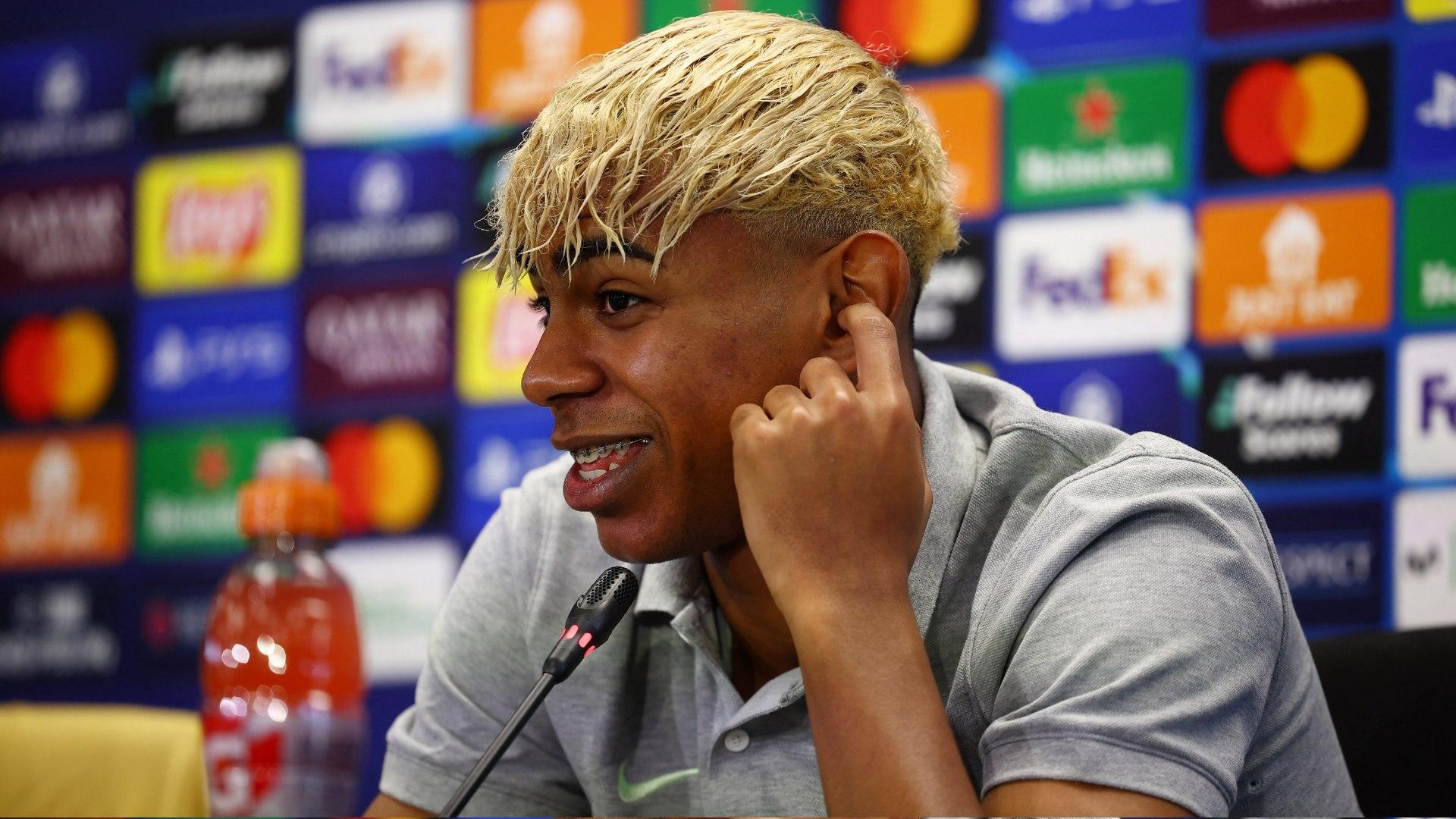“HE DOESN’T TAKE MY CLASS.” Lamine Yamal made waves in the football world with his comments about Saka. Less than 10 minutes later, coach Arteta stunned the entire football world and made a strong impression when he spoke up to defend the 24-year-old English superstar with just one sentence.