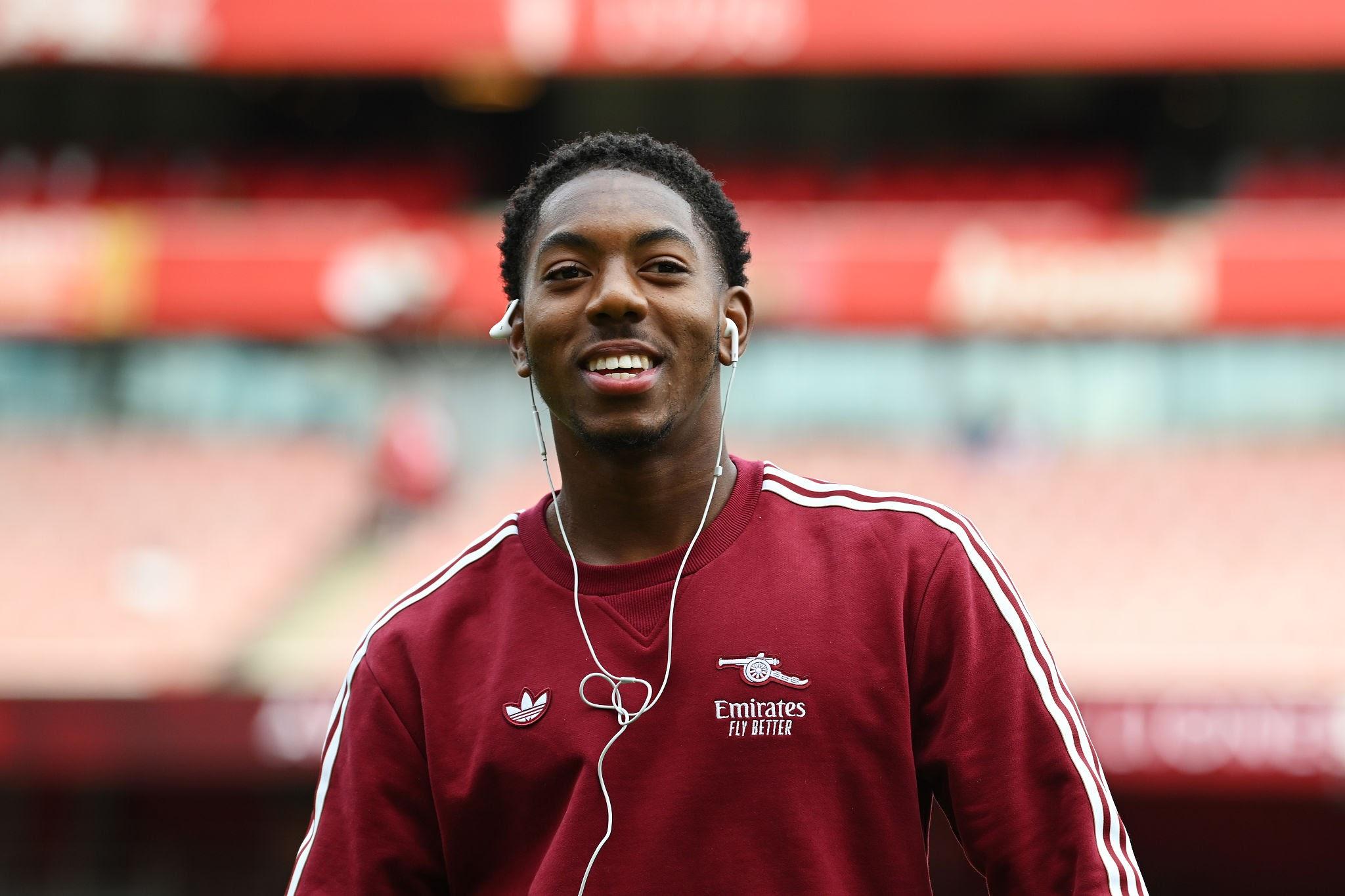 Emirates Airlines has just announced an unexpected personal sponsorship deal with 18-year-old English player Myles Lewis-Skelly. This deal not only includes free first-class flights from Emirates to all of Myles Lewis-Skelly’s tournaments but also an annual sponsorship of 2 million dollars to support his career. Emirates stated that this is part of the “Dreams at Full Speed” campaign to promote young European talent. Myles Lewis-Skelly’s reaction has shaken the world, with the chairman of Emirates Airlines continually praising him.