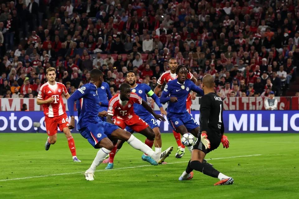 SURPRISE: Coach Carlo Ancelotti watched the Chelsea vs Bayern match. After the dismal performance of the London team, Coach Enzo Maresca openly criticized Trevoh Chalobah, calling him a “ridiculous clown” after countless failed ball control moments and an unbelievable missed opportunity. Immediately, Ancelotti reacted directly, leaving Maresca visibly surprised. - Sportsrock