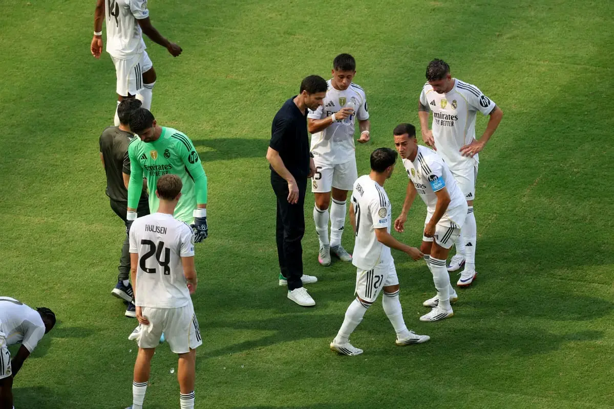 “He’s not even worthy of managing a neighborhood team, let alone Real Madrid. I WOULD RATHER HANG UP MY BOOTS FOREVER THAN BOW DOWN TO SOMEONE AS INCOMPETENT AS HIM.” Vini Jr. launched this statement like a dagger straight to the heart of Los Blancos, immediately unleashing a storm with an unprecedented bold gesture, leaving coach Xabi Alonso stunned.
