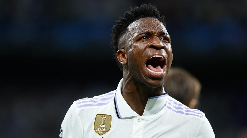 “He’s not even worthy of managing a neighborhood team, let alone Real Madrid. I WOULD RATHER HANG UP MY BOOTS FOREVER THAN BOW DOWN TO SOMEONE AS INCOMPETENT AS HIM.” Vini Jr. launched this statement like a dagger straight to the heart of Los Blancos, immediately unleashing a storm with an unprecedented bold gesture, leaving coach Xabi Alonso stunned.