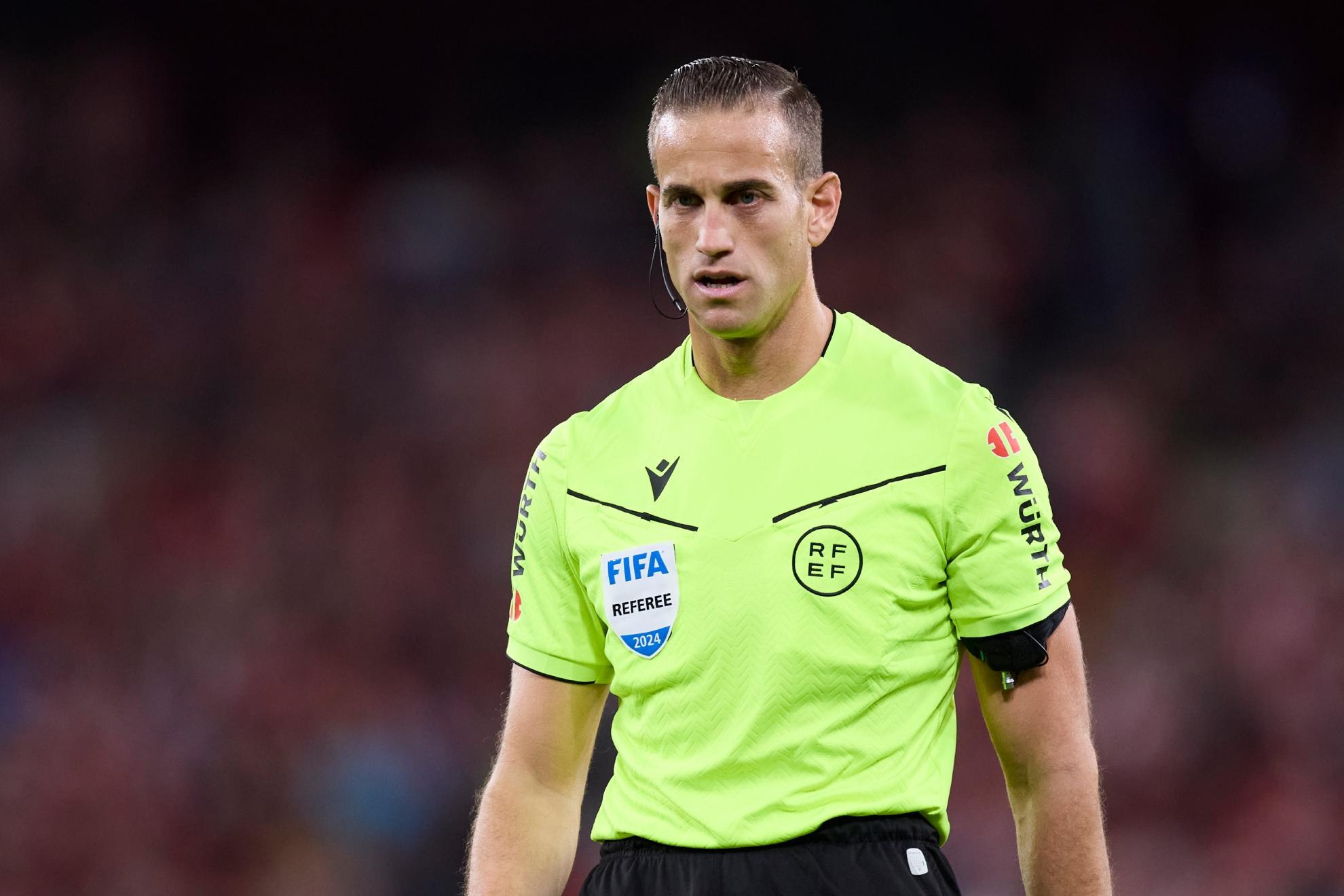 🚨🚨 Referee Javier Alberola Rojas, who officiated the Atlético Madrid – Real Madrid derby, HAS ADMITTED THAT HE HAS A PREFERENCE FOR ATLÉTICO AND HAS HARMED REAL. He was even shocked when revealing the identity of the person who bribed him. Don’t overlook this information, because you surely know this person as well. This news immediately sparked a wave of outrage among Real Madrid fans, forcing president Florentino Pérez to send an urgent complaint to FIFA.