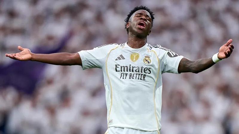 🚨 BERNABÉU IN TURMOIL 🔥 A transfer bombshell could soon shake the football world: Vinicius Jr. is set to leave Real Madrid in 2026, as his relationship with Xabi Alonso grows increasingly tense due to being frequently left on the bench. Meanwhile, contract extension talks have completely collapsed since the FIFA Club World Cup disappointment, even though his current deal runs until 2027!