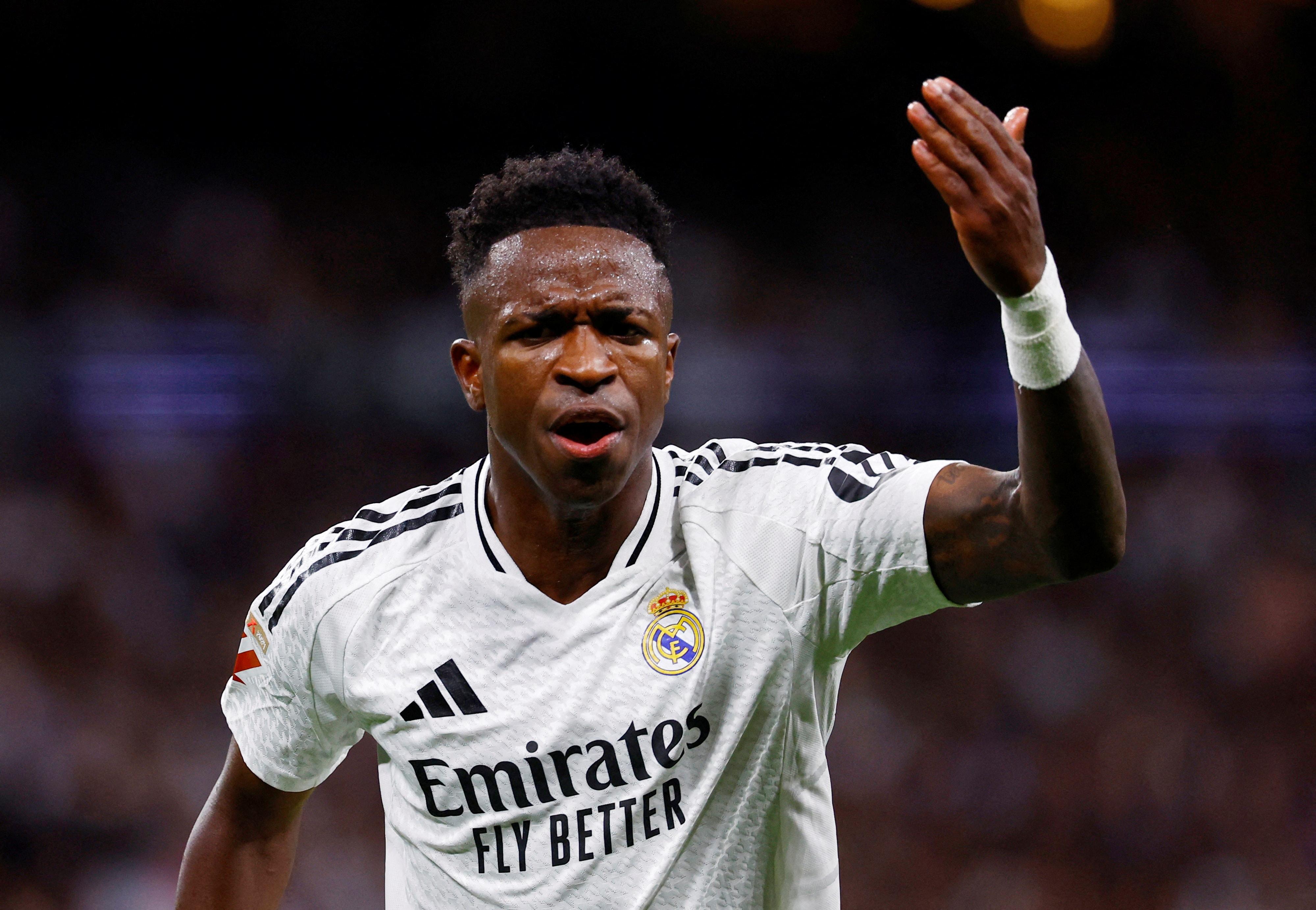 🔥 “I FEEL FRUSTRATED” – Vinicius Jr. openly expressed his disappointment and dissatisfaction, claiming that all of his efforts at Real Madrid have gone unrecognized by coach Xabi Alonso, especially after being forced to give up the spotlight to Kylian Mbappé. However, right after this tense statement, Xabi Alonso’s unexpected reaction left Vinicius Jr. stunned, while the global fan community erupted in a fiery wave of unprecedented debates in the new Galacticos era at the Bernabéu!