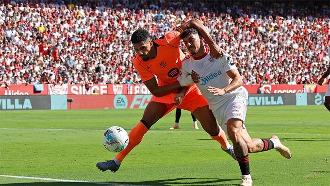 😱 THE WAR OF SILENCE! Flick defies La Liga, Araujo finally breaks the dressing room’s silence — and a Catalan source claims that Real Madrid may have influenced referee appointments for October.