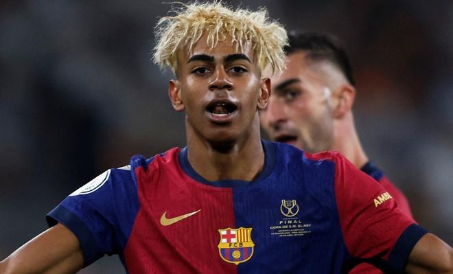 BREAKING NEWS: Lily, a 24-year-old waitress, didn’t know she was serving football star Achraf Hakimi. Polite and discreet, Lamine Yamal enjoyed his meal without drawing attention. But as he left, he placed a folded receipt on the table… and walked away with a smile. Curious, Lily opened it, and minutes later, she burst into tears. What Yamal had written wasn’t just a simple thank-you — it had changed her life.