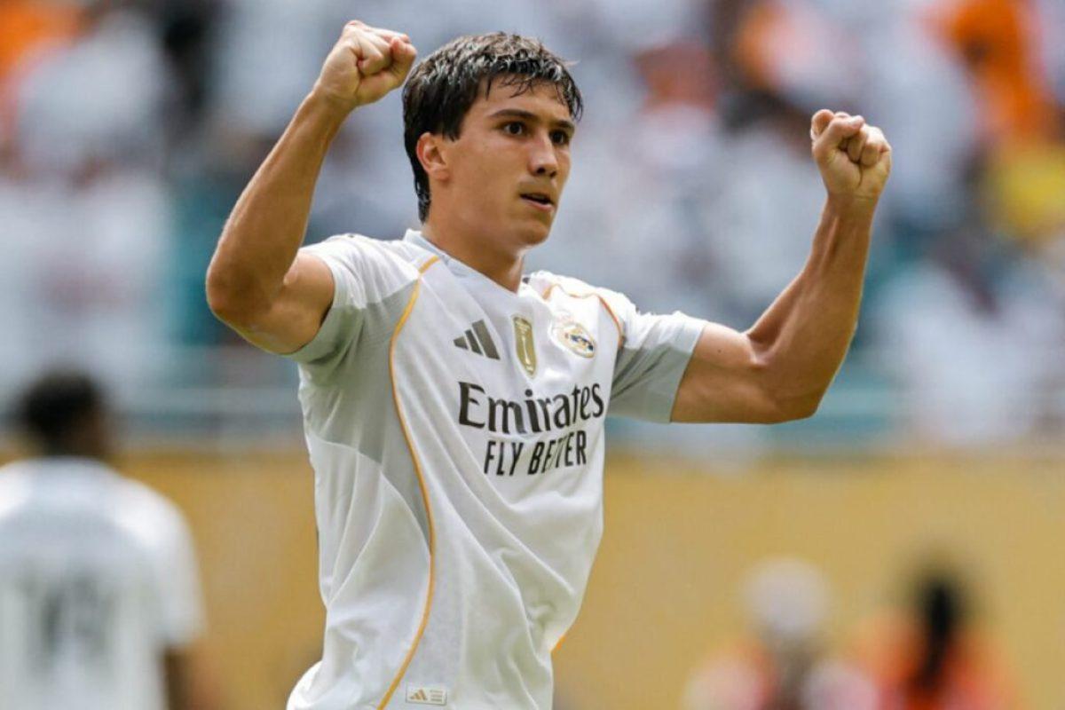 Striker Gonzalo García openly criticized coach De La Fuente in an interview today, accusing him of calling up too few Real Madrid players. He also pointed out three names that, in his opinion, did not deserve to be included in the latest squad and claimed that De La Fuente had shown unfair favoritism. The Spanish national team coach immediately responded with a nine-word message that left García speechless…