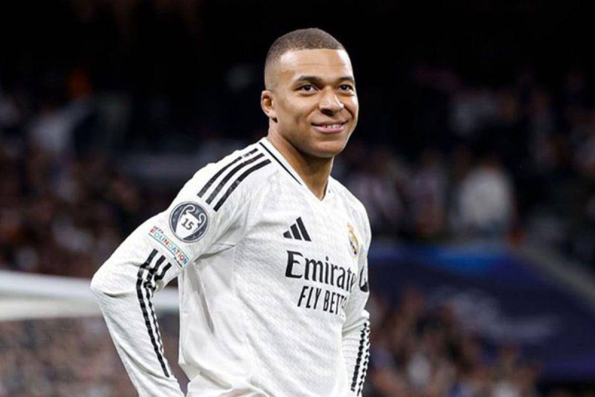 Kylian Mbappé suddenly approached a 13-year-old girl who had been saving every penny for months to see him play live. He gave her a warm smile, a strong hug and a kind message. But it was the unexpected gesture after that that made the entire stadium stand up and applaud enthusiastically!