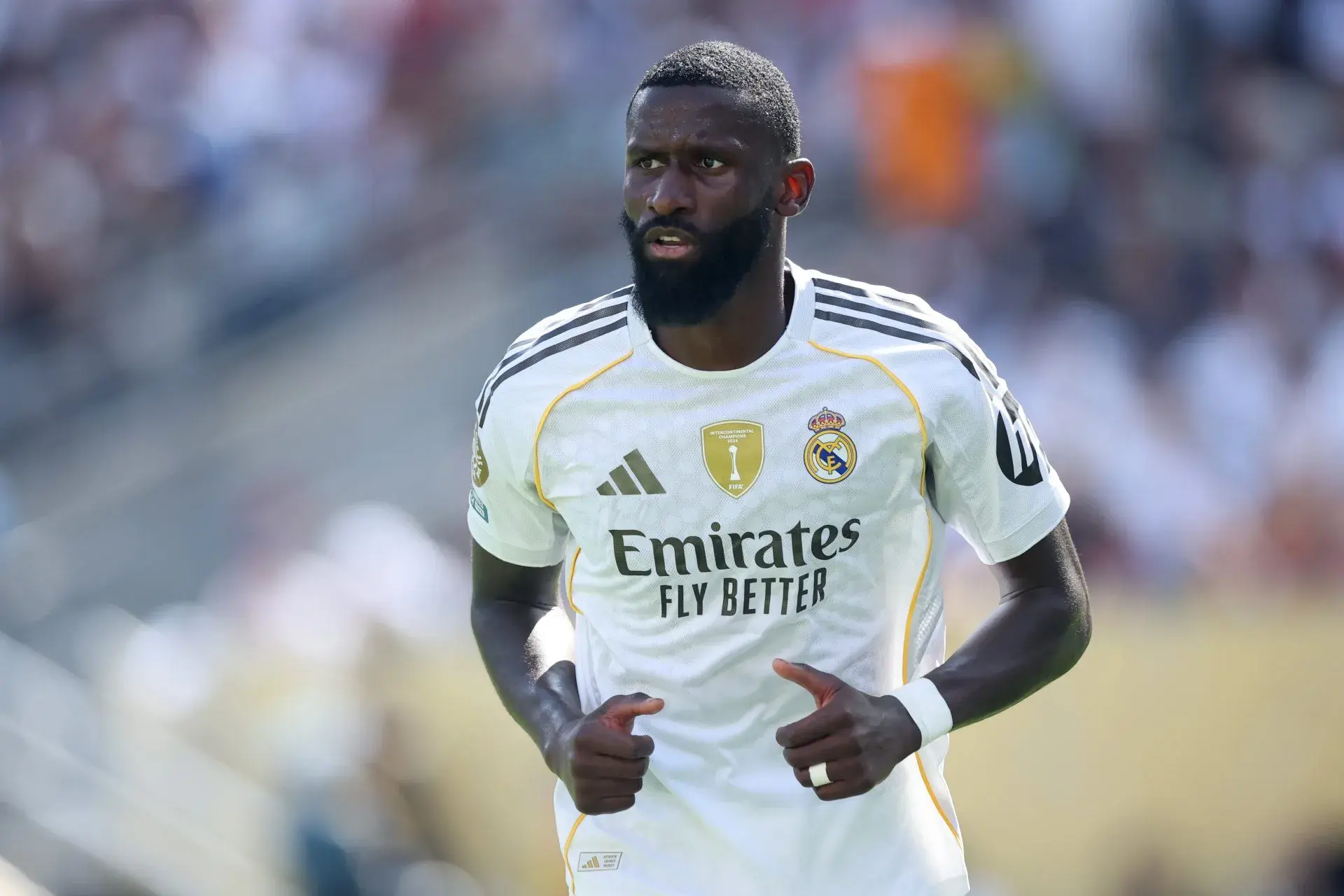 FINALIZED CONTRACT – Antonio Rudiger is officially facing a historic turning point: his contract ends, the Real Madrid team refuses to renew it, and the “big guys” of Saudi Arabia are ready to spend a fortune and roll out the red carpet to welcome the German star. With a salary never seen before, a luxurious mansion, luxury cars and exclusive benefits, the player becomes the center of an impact on the transfer market that shakes the world of football.