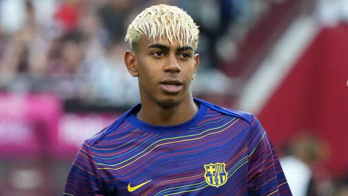 BREAKING NEWS: Lily, a 24-year-old waitress, didn’t know she was serving football star Achraf Hakimi. Polite and discreet, Lamine Yamal enjoyed his meal without drawing attention. But as he left, he placed a folded receipt on the table… and walked away with a smile. Curious, Lily opened it, and minutes later, she burst into tears. What Yamal had written wasn’t just a simple thank-you — it had changed her life.