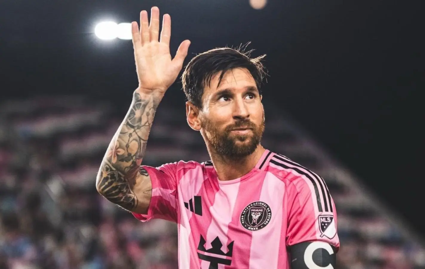 🚨 A GREAT EMOTION IN A FRIENDLY MATCH: Lionel Messi kneels before a Kitman — a moment that brought millions of fans to tears! After the match between Alianza Lima and Inter Miami ended, the Argentine forward did not rush to return to the locker room like most of his teammates. Instead, he did something unexpected: he went straight to an area near the field, where an elderly kitman, around 70 years old, was preparing the players' gear and balls. Thousands of spectators in the stands and millions watching live were stunned when Messi knelt on one knee, gently took the man’s hand, and placed a clean towel in his hand. He only said one sentence — just one sentence — but it completely changed the life of this kitman... - Luxury Blogs