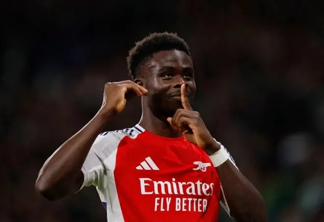 Rob Edwards erupted in anger after Wolverhampton’s defeat to Arsenal, declaring: “If they want Arsenal to win the title at all costs, then just hand them the championship and don’t force us to keep playing these meaningless matches.” The coach accused the refereeing team of deliberately ignoring every foul committed by Arsenal, which, according to him, put Wolverhampton at a clear disadvantage. Rob Edwards also launched a fierce attack on Saka, claiming that having to face that player was “a humiliation for my career,” and even describing him as “an overly protected footballer.” These inflammatory remarks immediately triggered a wave of intense outrage, forcing the EPL to step in quickly and impose a heavy sanction on Rob Edwards to prevent the situation from spiraling out of control.