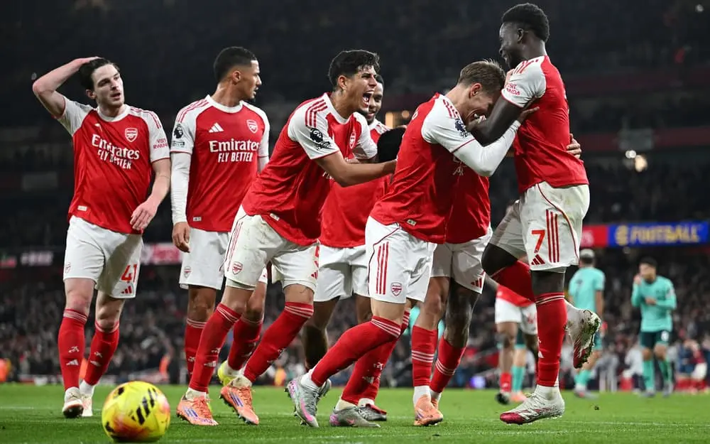 Rob Edwards erupted in anger after Wolverhampton’s defeat to Arsenal, declaring: “If they want Arsenal to win the title at all costs, then just hand them the championship and don’t force us to keep playing these meaningless matches.” The coach accused the refereeing team of deliberately ignoring every foul committed by Arsenal, which, according to him, put Wolverhampton at a clear disadvantage. Rob Edwards also launched a fierce attack on Saka, claiming that having to face that player was “a humiliation for my career,” and even describing him as “an overly protected footballer.” These inflammatory remarks immediately triggered a wave of intense outrage, forcing the EPL to step in quickly and impose a heavy sanction on Rob Edwards to prevent the situation from spiraling out of control.