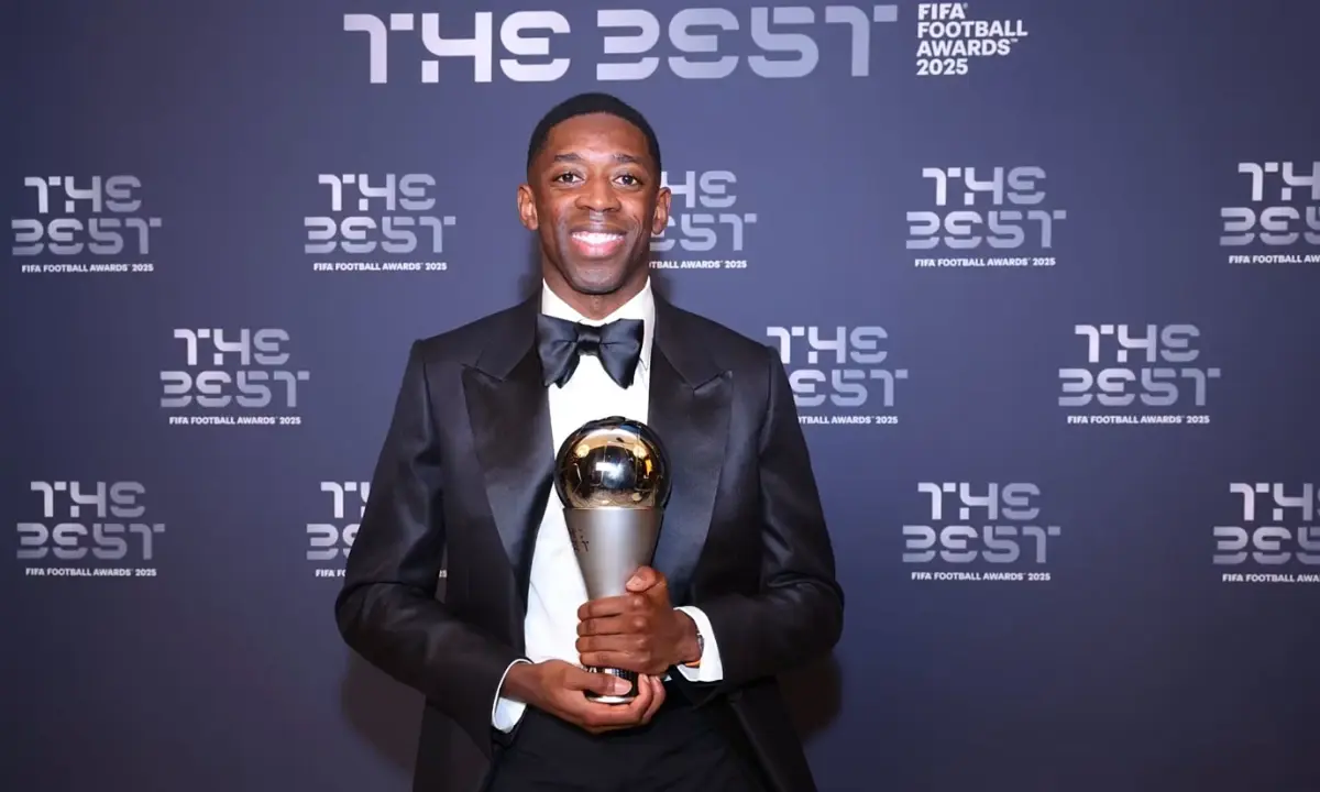 “ESE PREMIO YA NO ES JUSTO. CREO QUE COMETIERON UN ERROR AL DARSELO A DEMBÉLÉ…” — Lamine Yamal ha criticado públicamente los resultados de la ceremonia de los The Best 2025. La estrella del Barcelona declaró que Ousmane Dembélé no merece el premio al Mejor Jugador Masculino del Año y afirmó que otro nombre era mucho más merecedor de ese honor. Casi de inmediato, el propio Dembélé respondió a Yamal con un mensaje de 10 palabras, dejando a Yamal furioso y sin palabras…