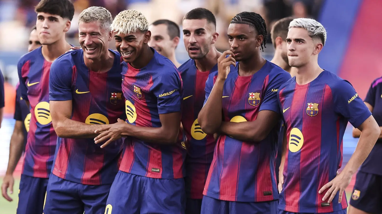 🚨🚨 ¡Un shock intenso desata la ira en Barcelona! Luis de la Fuente da un golpe impactante dentro del Camp Nou al excluir a una de las estrellas más brillantes del equipo de la lista para el Mundial, ¡a pesar de sus impresionantes actuaciones! 😱😱 El entrenador español dejó claro al jugador:“¡Aunque seas el mejor en Barcelona… no vestirás la camiseta de La Roja!” ⚠️ La decisión ha provocado una furia generalizada en los pasillos del club catalán, en medio de un sentimiento de frustración e incredulidad. 😳 Todos los detalles se pueden encontrar en el primer comentario a continuación 👇