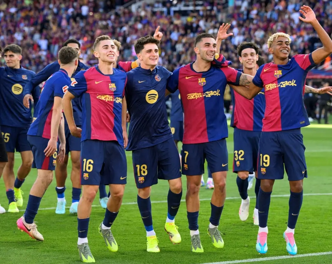 🚨💣 ¡BOMBAZO EN BARCELONA! Europa ENTERA quedó en shock tras filtrarse que el FC Barcelona estaría a punto de CAMBIAR DE PROPIETARIO en una operación RELÁMPAGO. Un chorro de dinero “NUNCA VISTO” amenaza con inundar el Camp Nou…👉 Haaland, puesto DIRECTAMENTE sobre la mesa, y Laporta habría dicho SÍ sin pestañear. Pero lo que realmente está HACIENDO TEMBLAR los cimientos del club es un detalle SECRETO, filtrado desde dentro de la sala de reuniones —algo que nadie se atreve a confesar en público…👇 Más detalles en los comentarios