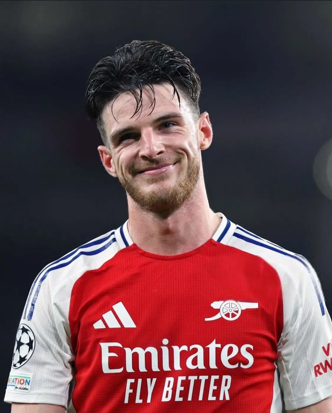 SHOCKING NEWS: Sheikh Ahmed Al-Maktoum, an oil billionaire renowned for his multi-billion dollar collection of supercars and yachts, is reported to have spent around $5 million to invite Declan Rice – England’s number one midfielder – as a special guest at his 50th birthday party. Sheikh Ahmed is famously a huge fan of Declan Rice, following all his matches and even sending personal gifts through his agent after the 2026 World Cup Qualifiers. This time, he not only invited Rice but also offered an incredibly attractive “special package”: a private jet flight from England to Dubai, a seven-day stay at the Burj Al Arab penthouse, and a two-hour appearance at the party, participating in cutting the birthday cake with the birthday boy and posing for photos with VIP guests. Rice then delivered a speech that moved Sheikh Al-Maktoum to tears!